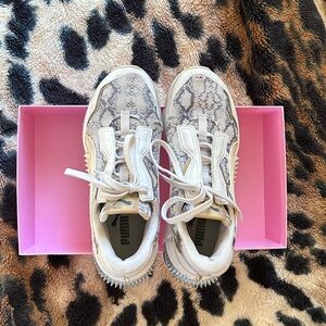 Puma sneakers with silver backdrops. Looks really nice 🤍 size is 37 or 6.5